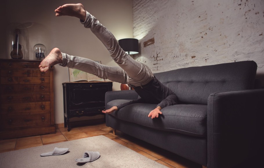 Человек на диване