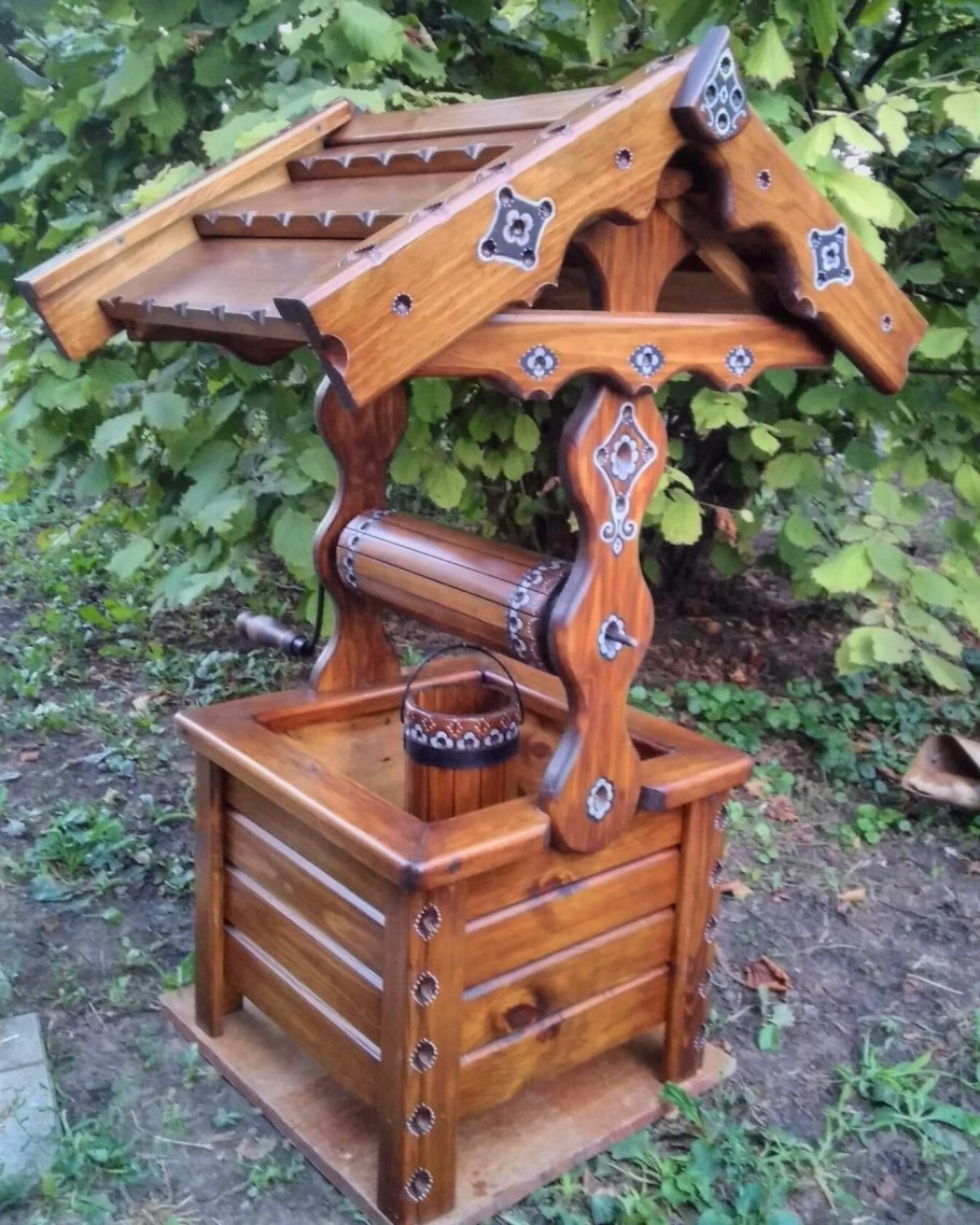 Декоративный колодец на даче