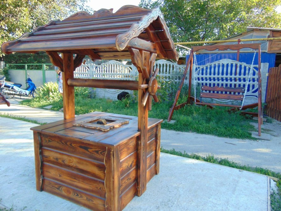 Декоративный колодец на даче