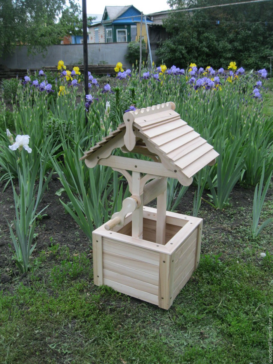 Декоративный колодец во дворе