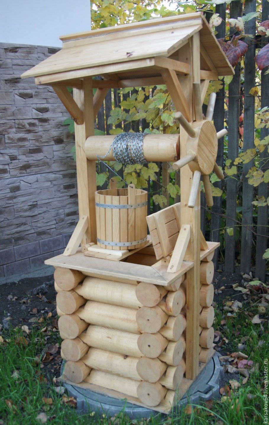 Декоративный колодец из дерева