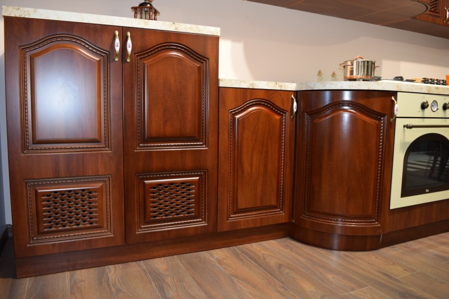 Кухонные гарнитуры из массива дерева