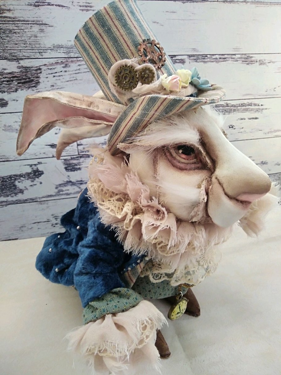 Белый кролик из Алисы из пряжи объемный