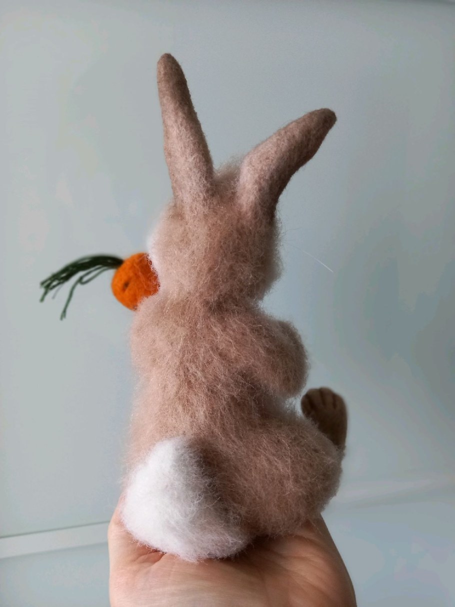 Смешной кролик из шерсти