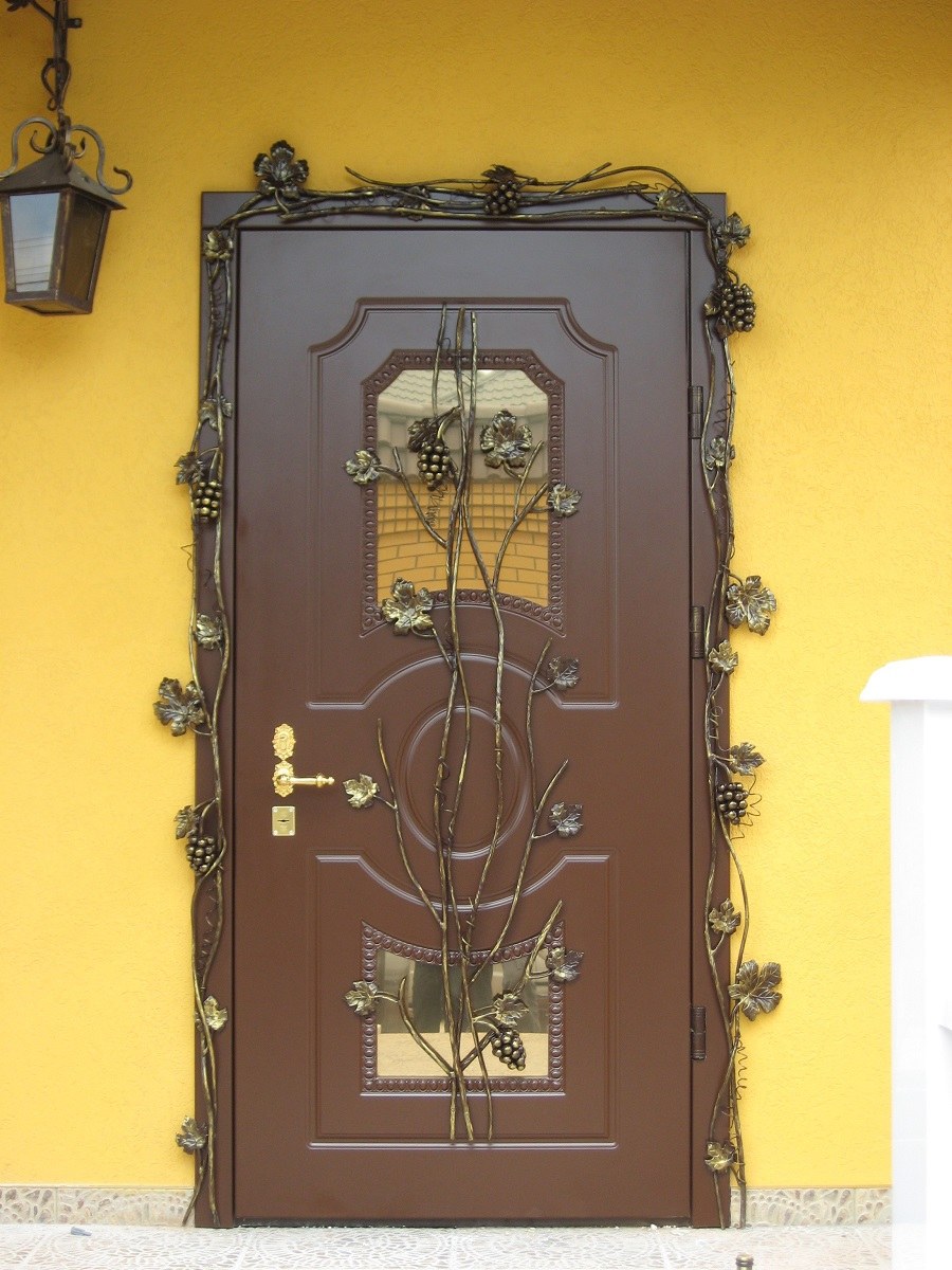 Декор входной двери снаружи