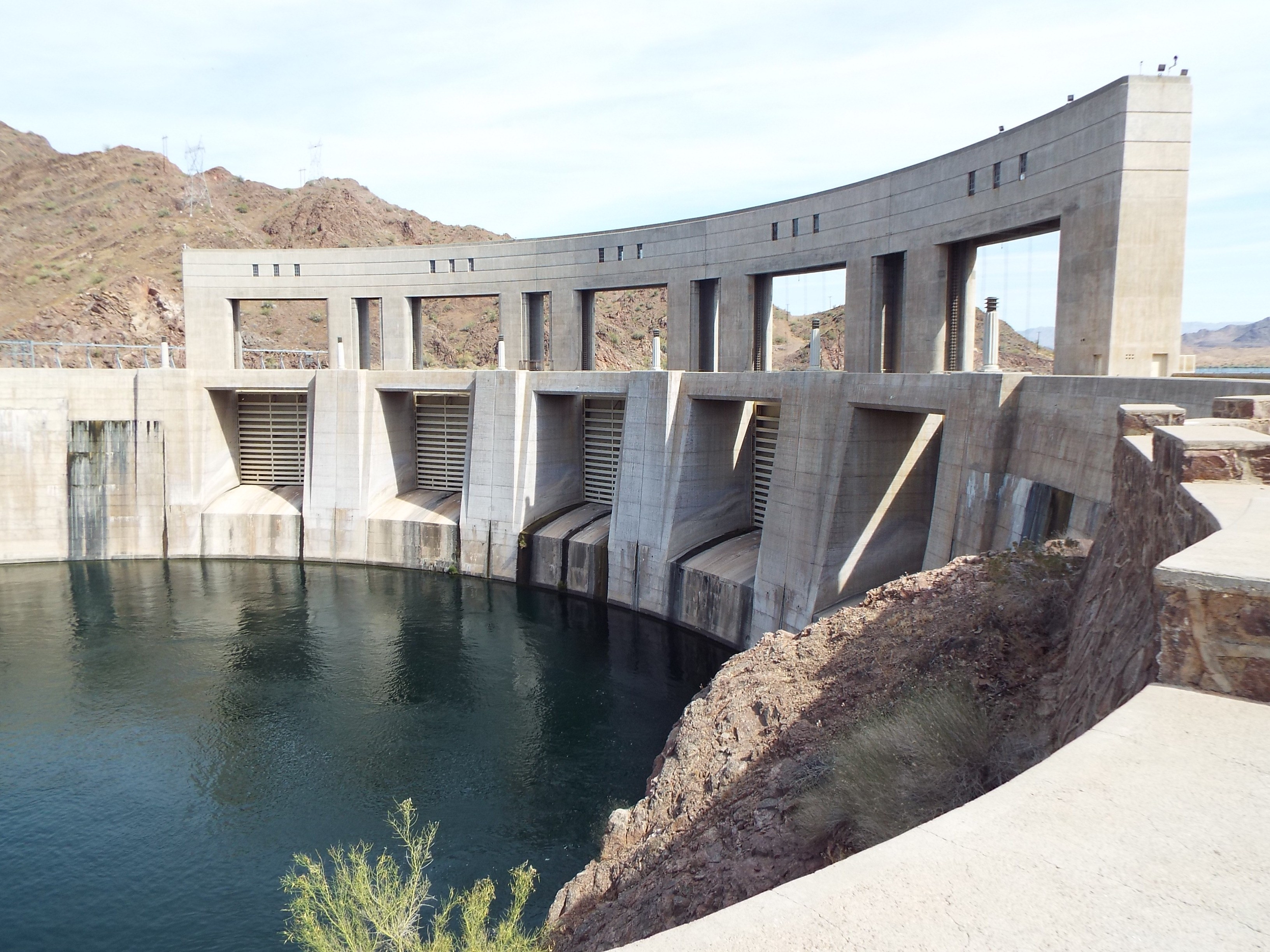 Виды бетонных плотин. Плотина кёльнбрейн. Паркер Аризона. Parker dam. Гидротехнические сооружения из бетона.