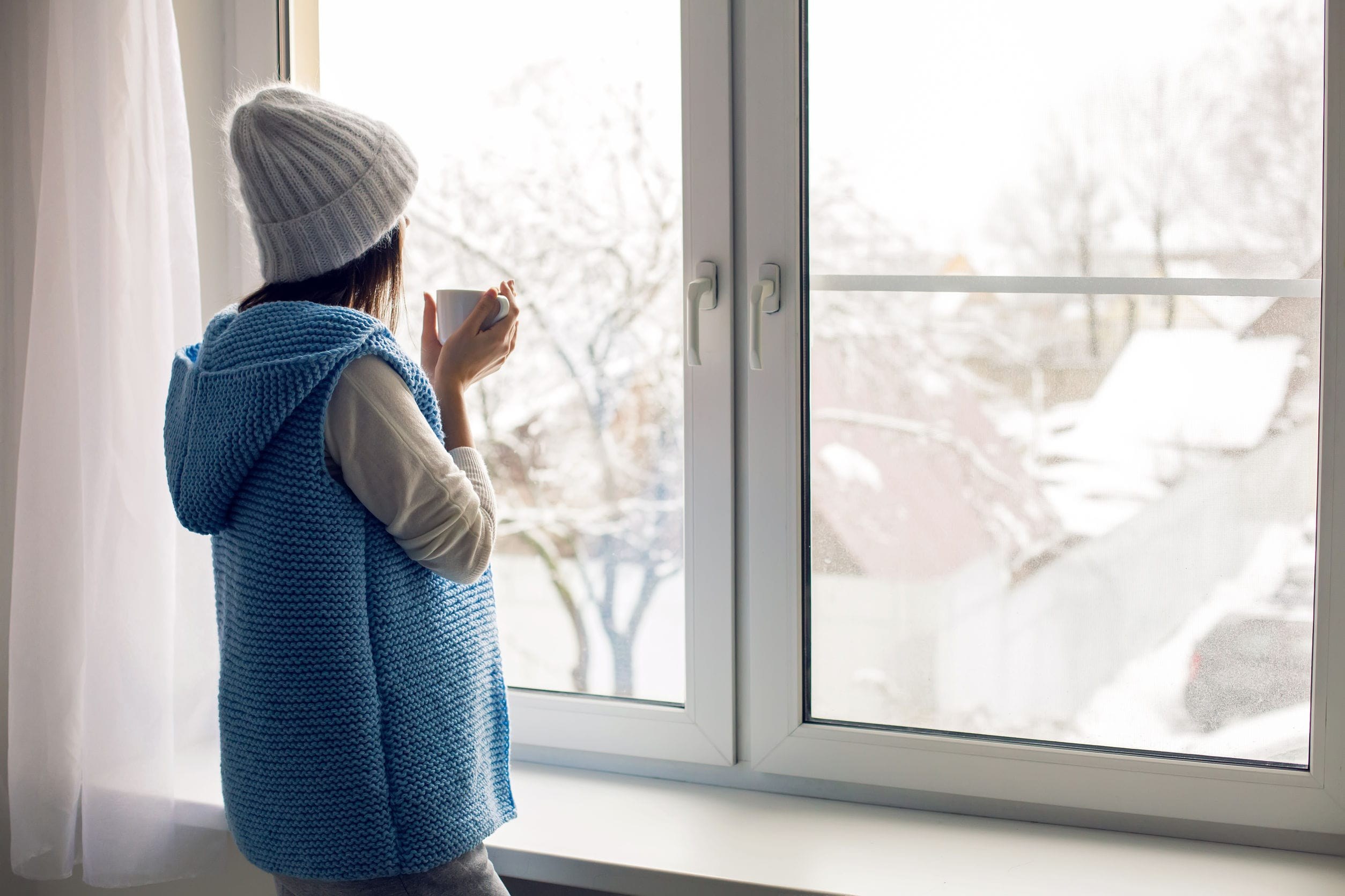 Холодное пластиковое окно. Окно зима. Зимнее пластиковое окно. Окно зимой. Окна ПВХ зима.