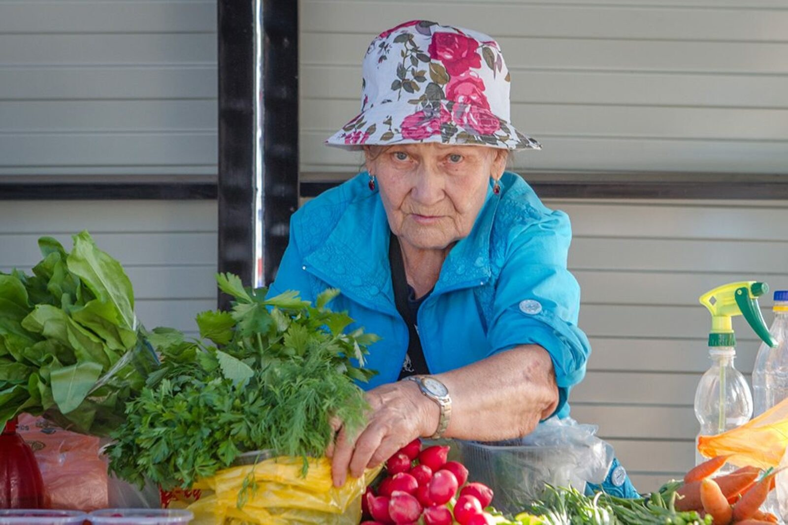 Бабушка продает овощи