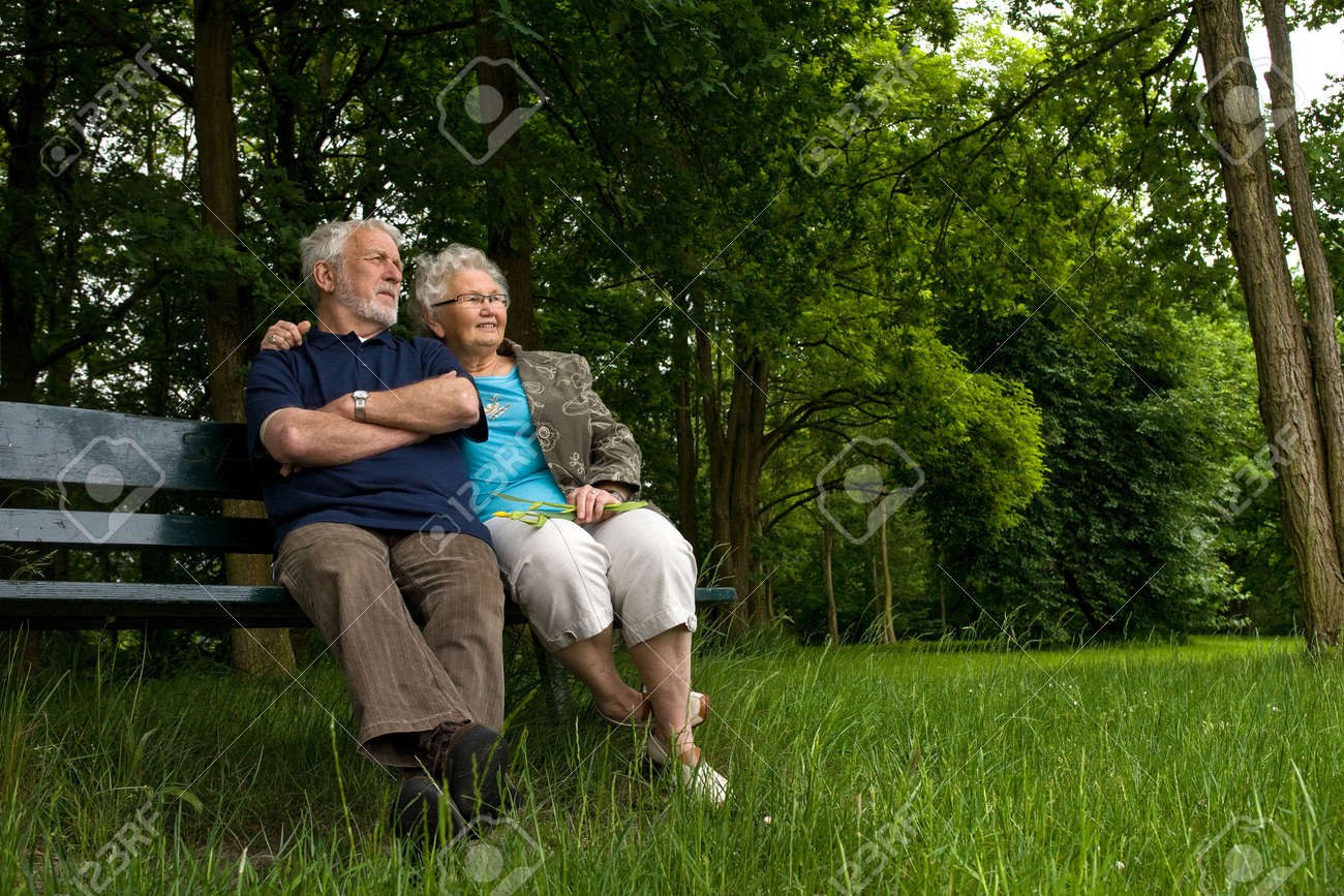 Бабушка с дедушкой на скамейке