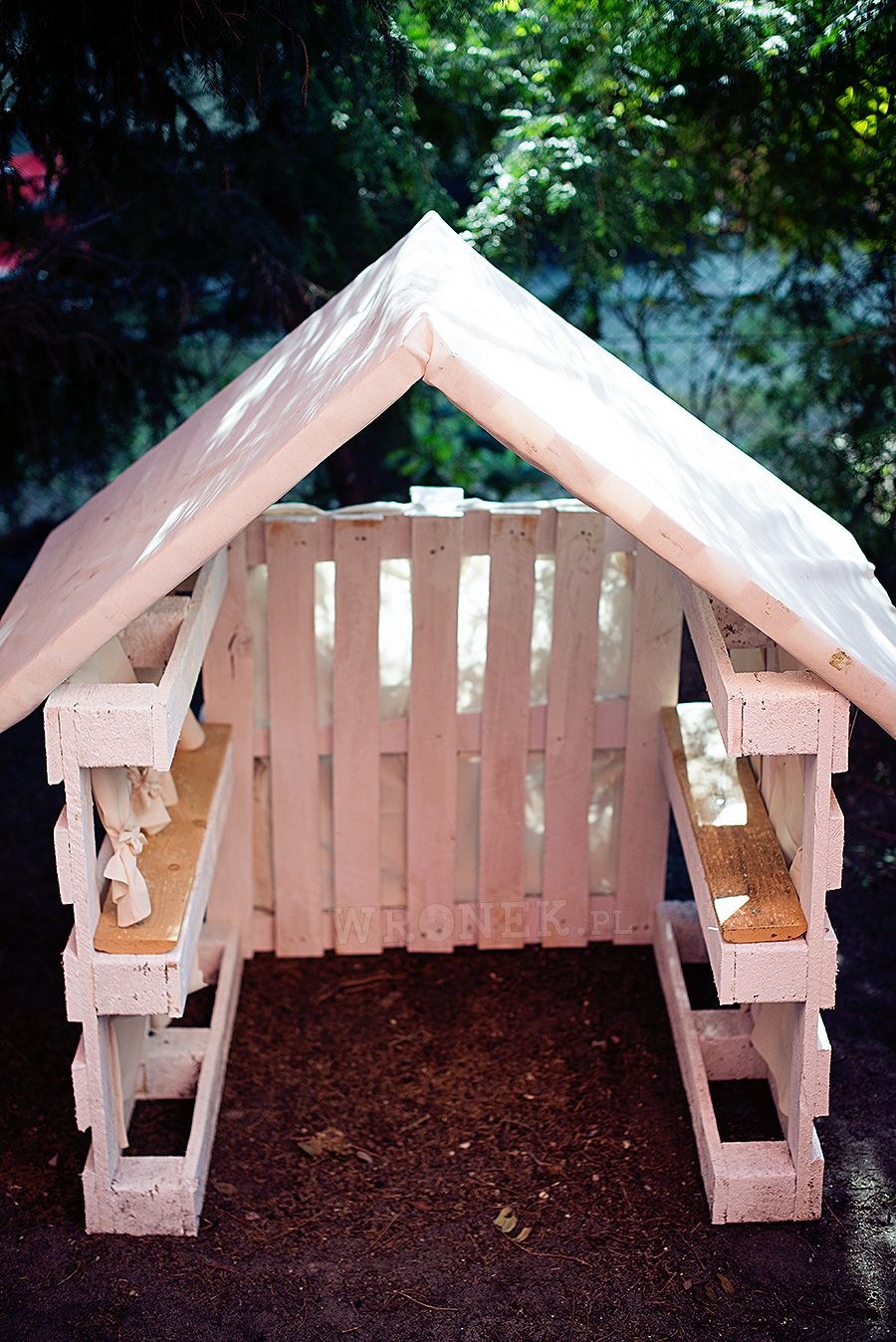 Домик из паллетов детский