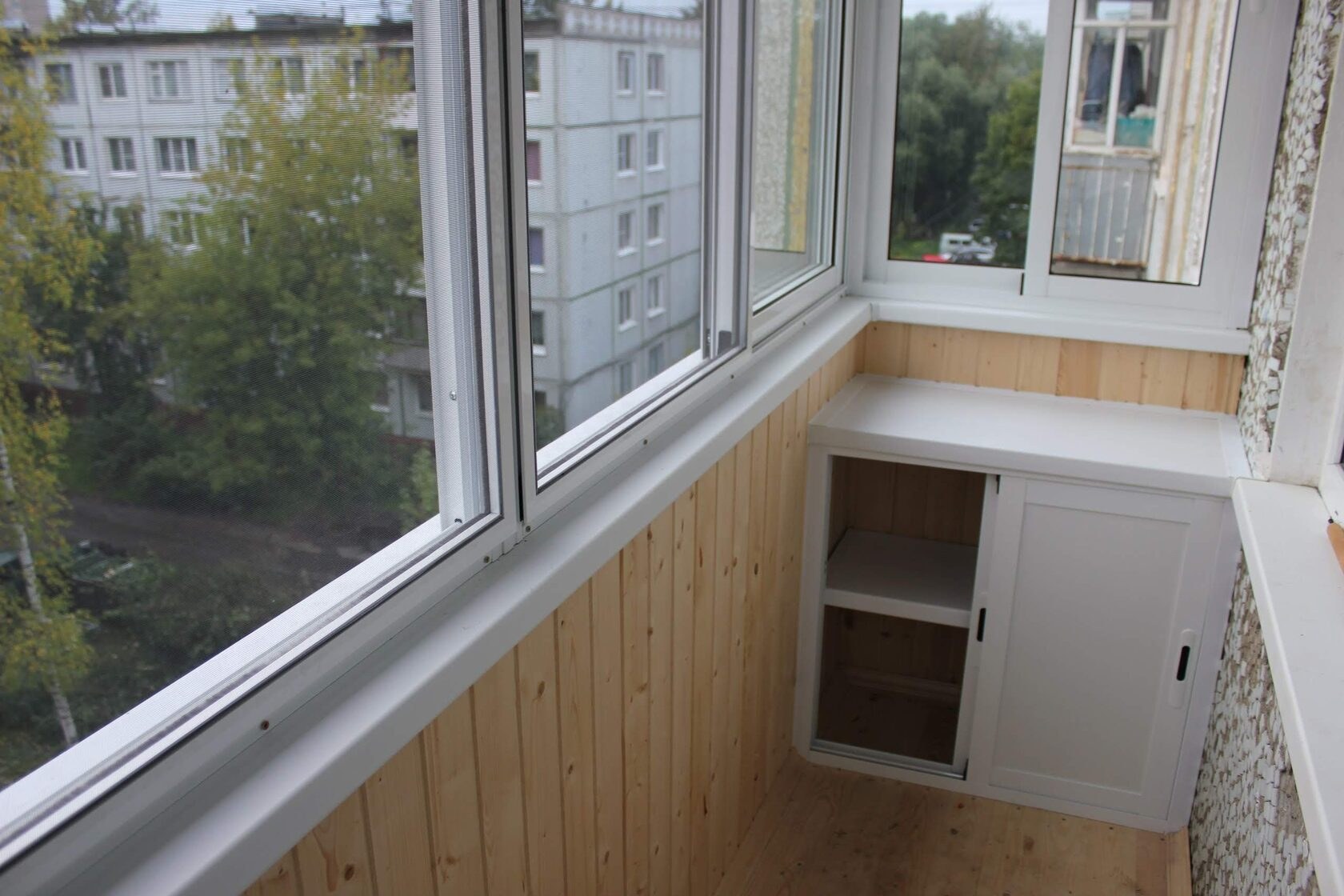 Какие окна поставить на балкон. Остекление балконов. Пластиковая лоджия. Пластиковый балкон. Застекленный балкон.