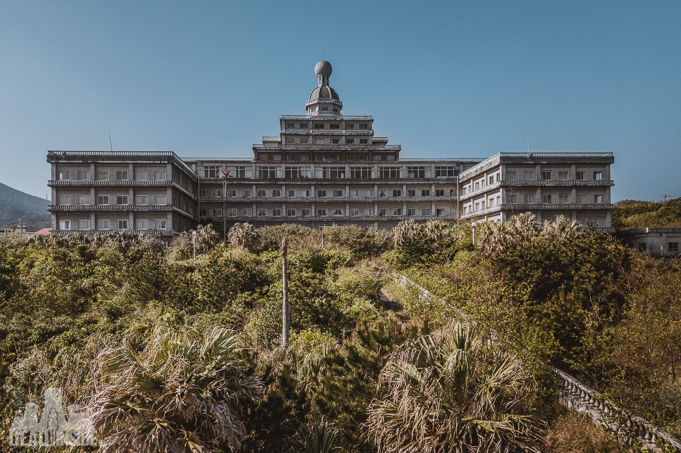 Заброшенный отель. Отель Hachijo Royal. Заброшенный отель в Японии. Отель Hachijo Royal Hotel на острове Хатидзёдзима. Заброшенная гостиница в Японии.