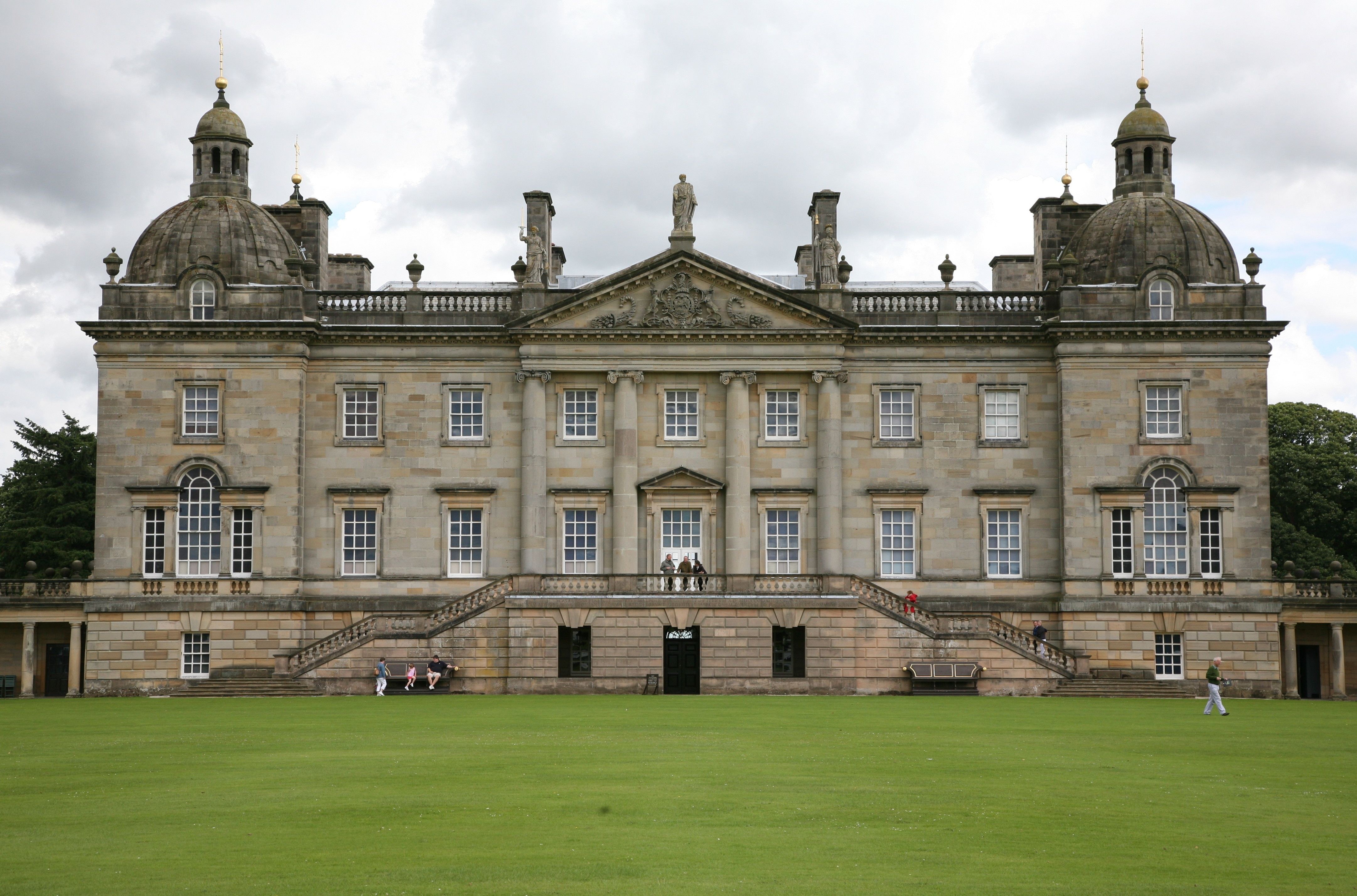 Hall england. Хоутон Холл в Норфолке. Поместья Англии Houghton Hall. Замок Хоутон Холл Англия. Усадьба Хоутон- Холл.