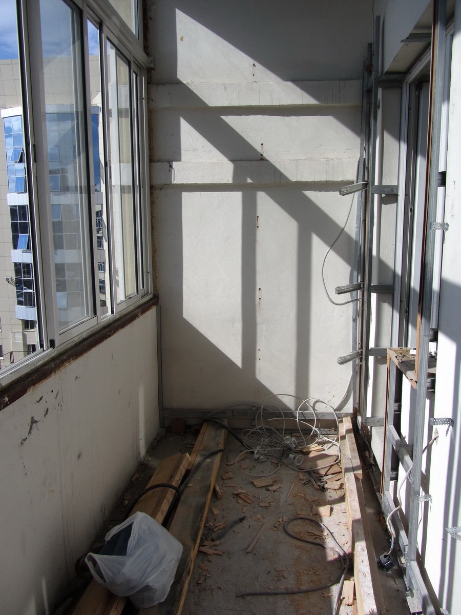 Демонтаж отделки балкона