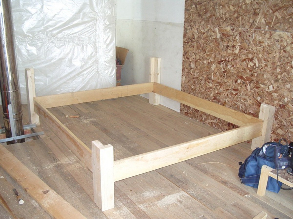 Самодельная кровать из дерева. Простая деревянная кровать. Деревянный каркас кровати. Самодельная двуспальная кровать. Кровать каркасная деревянная.