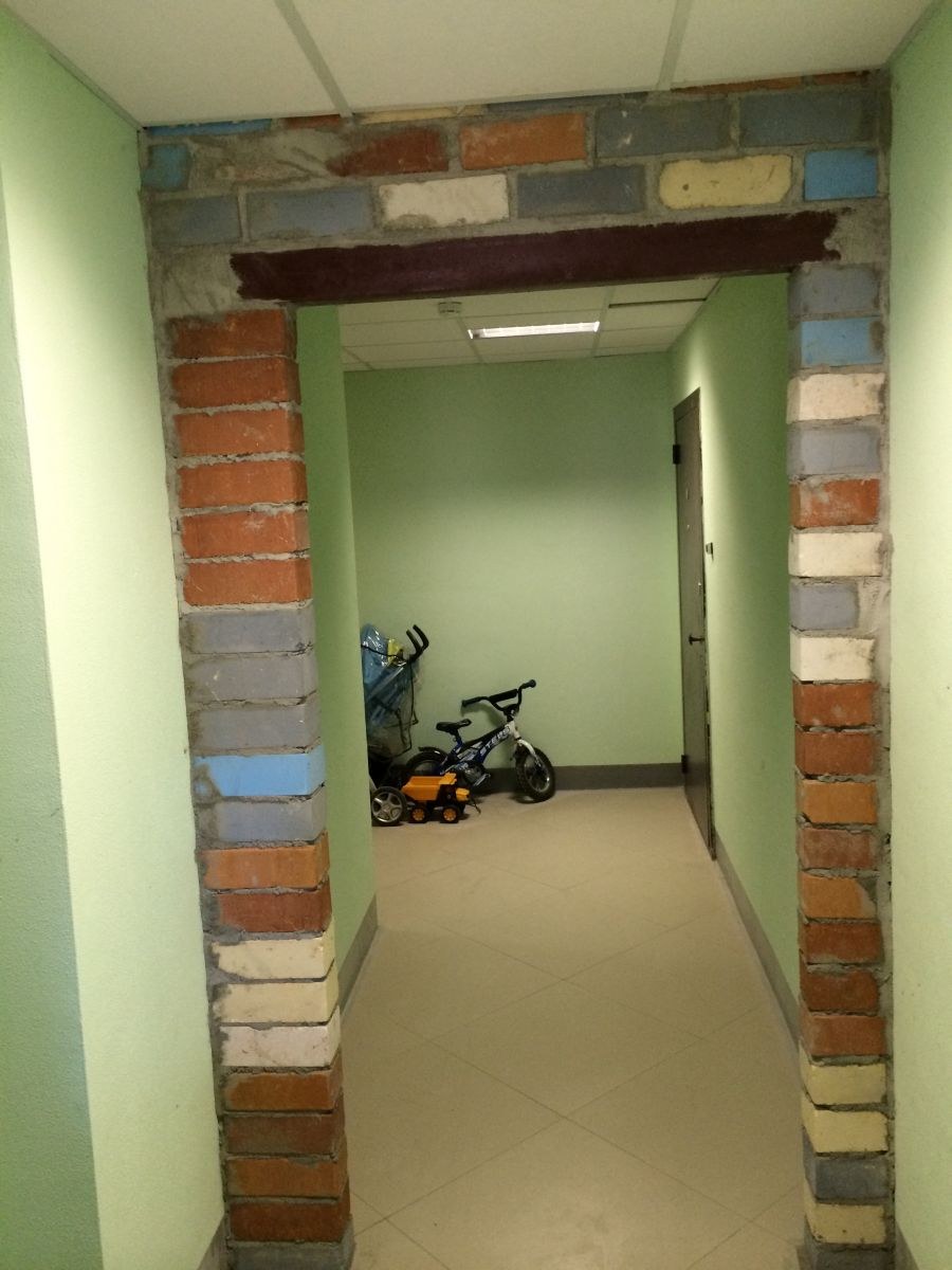 Входная дверь в маленькой прихожей