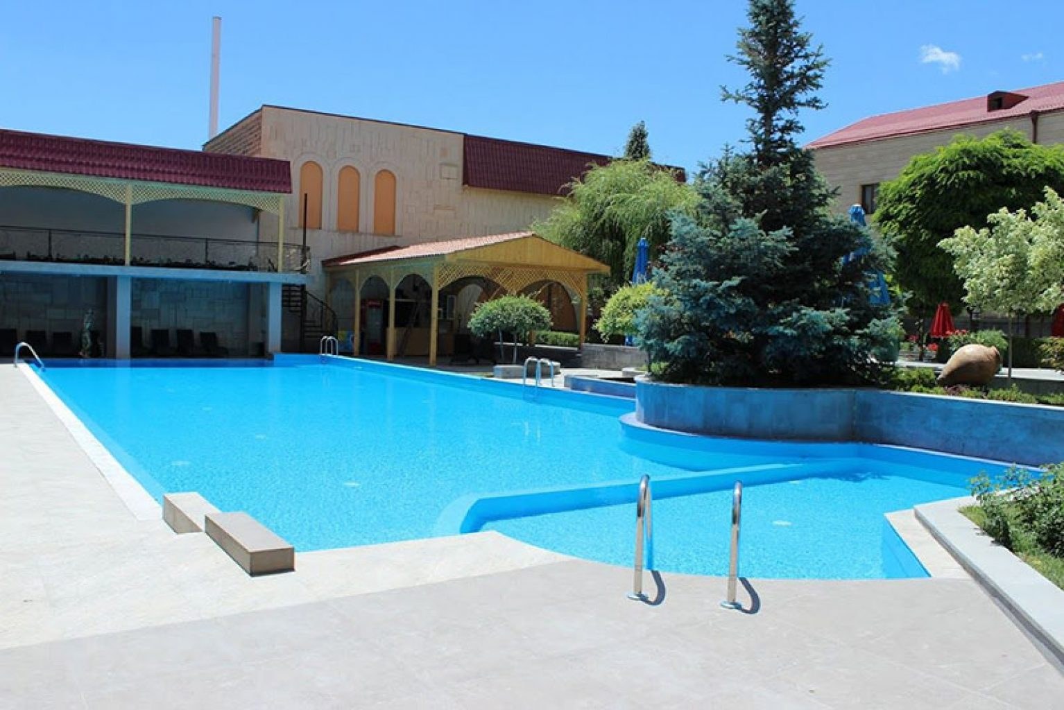 Ереван отель с бассейном. Бассейн латар Ереван. Grand Hotel Yerevan бассейн. Бассейн в Ереване открытый. The Pool Ереван бассейн.