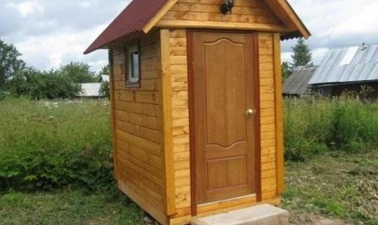 Где можно купить дачный туалет. Уличный туалет для дачи. Садовый туалет деревянный. Туалет уличный деревянный. Наружный туалет на даче.