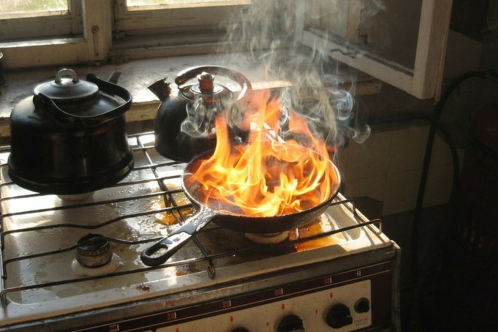 Загорелось масло на сковороде