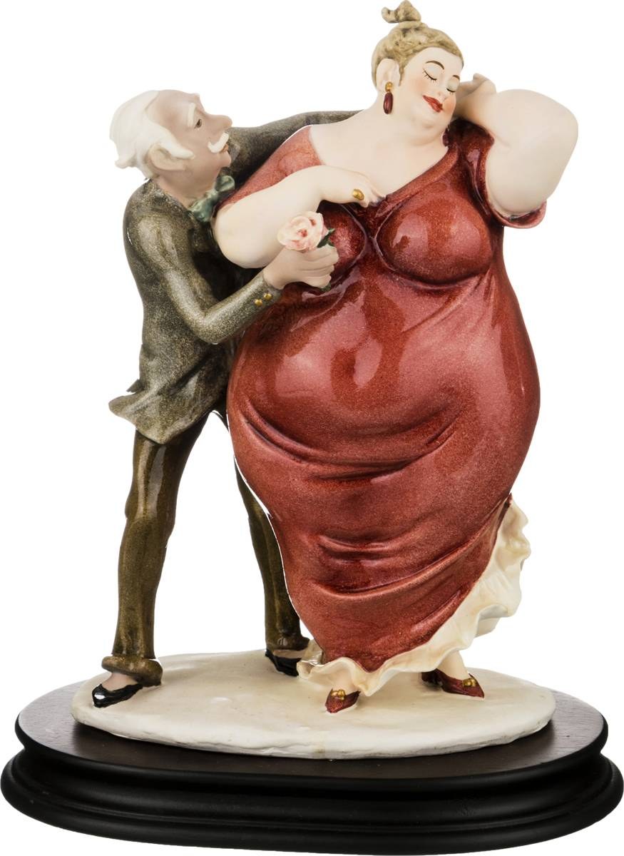 Кот на люстре