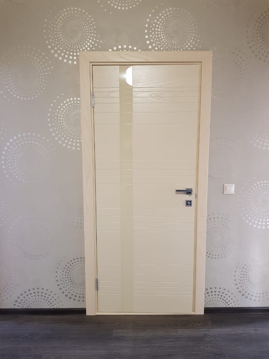 Белые двери в сером интерьере