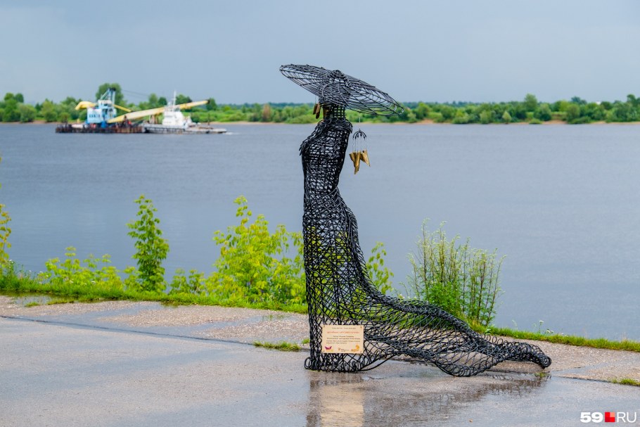 Памятник яблоко в Перми