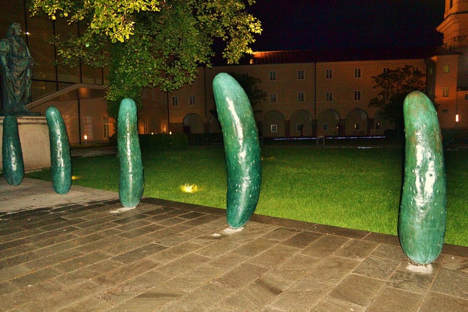 Памятники огурцу Зальцбург