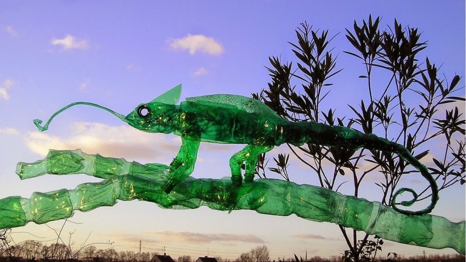 Арт объект из пластиковых бутылок