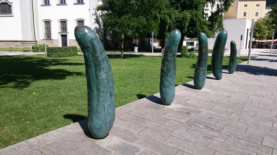 Памятник огурцу старый Оскол