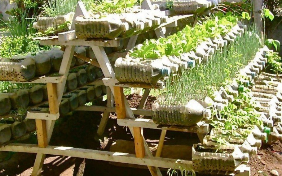 Клумба из бутылок стеклянных