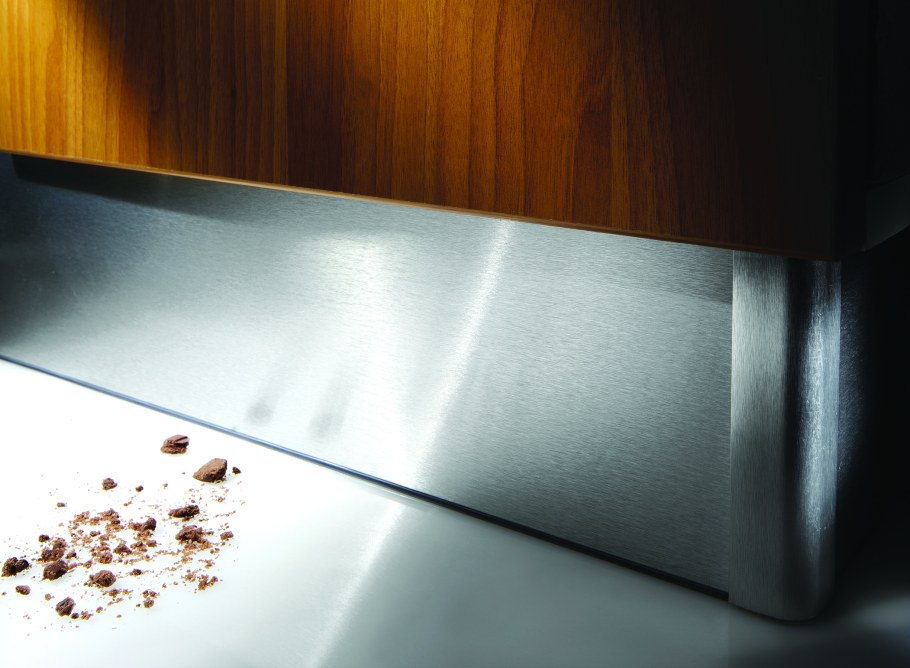 Металлический цоколь для кухни