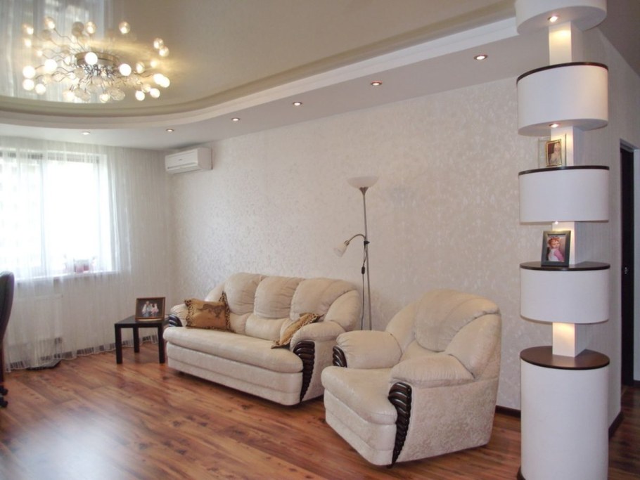 Натяжной потолок с выступом в зал