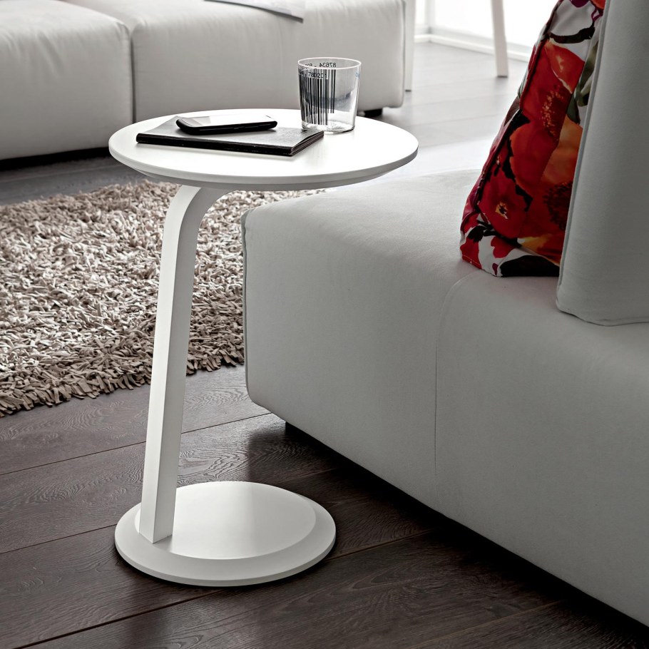 Придиванный столик в интерьере