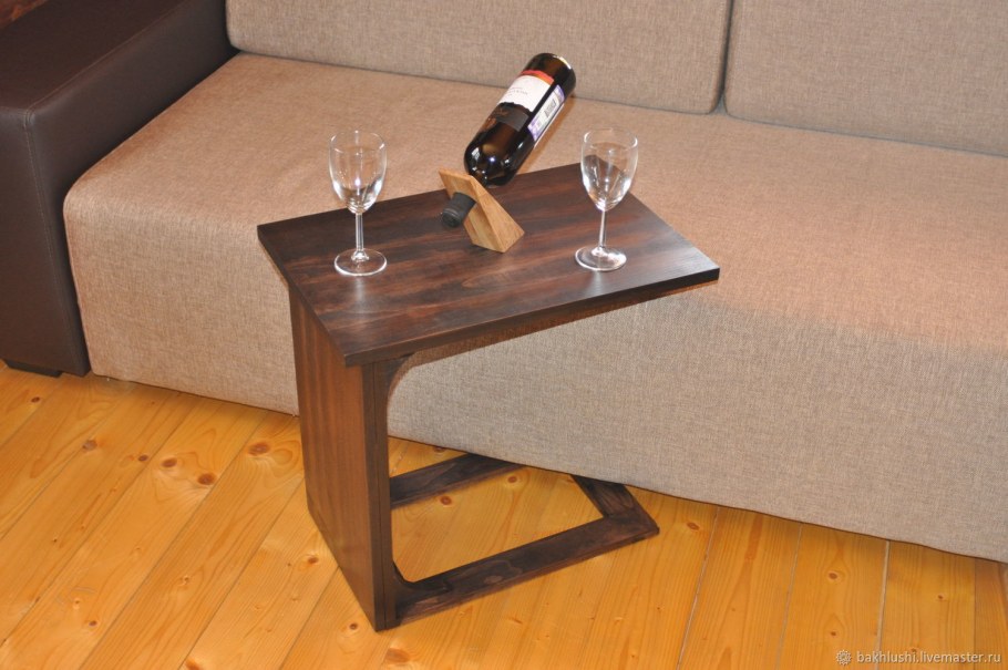Деревянный столик на подлокотник дивана