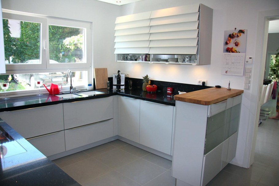 П-образная кухня с окном в частном доме