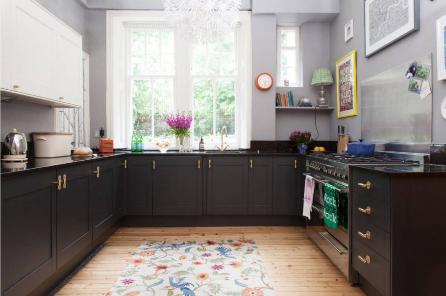 Кухня с барной стойкой в частном доме