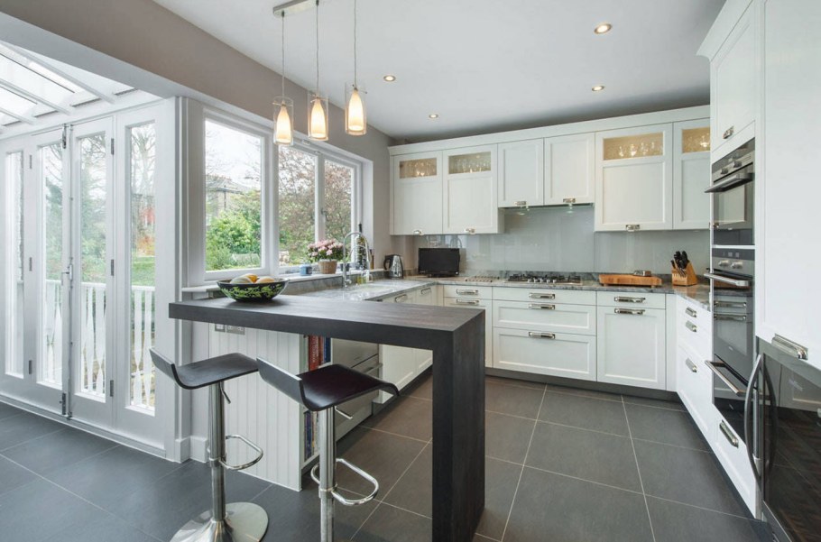 П-образная кухня с мойкой у окна