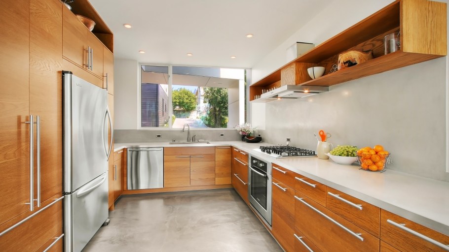 П-образная кухня с окном