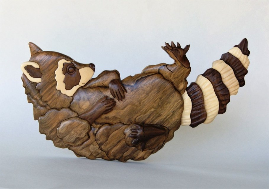 Интарсия по дереву енот