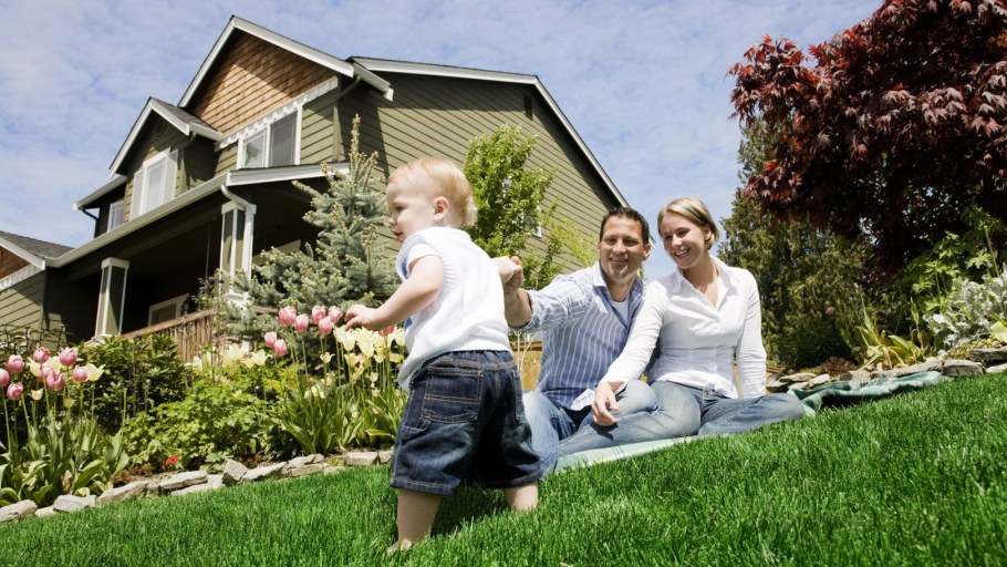 Семья в загородном доме