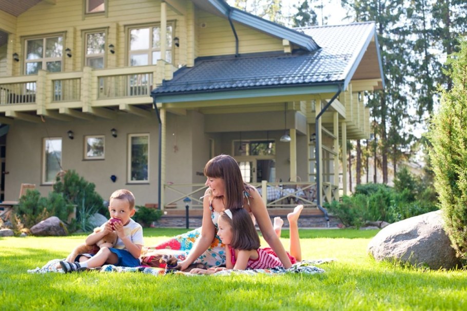 Семья возле коттеджа