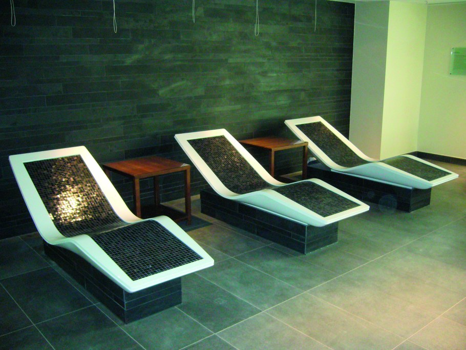 Лежак из металла и дерева