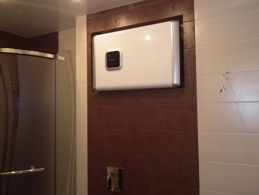 Водонагреватель над инсталляцией