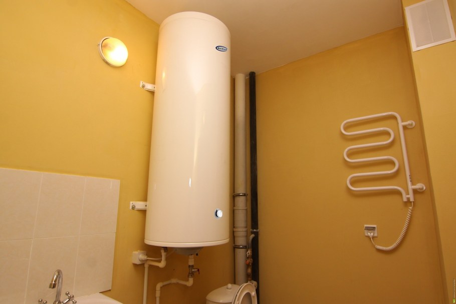 Водонагреватель накопительный в ванной