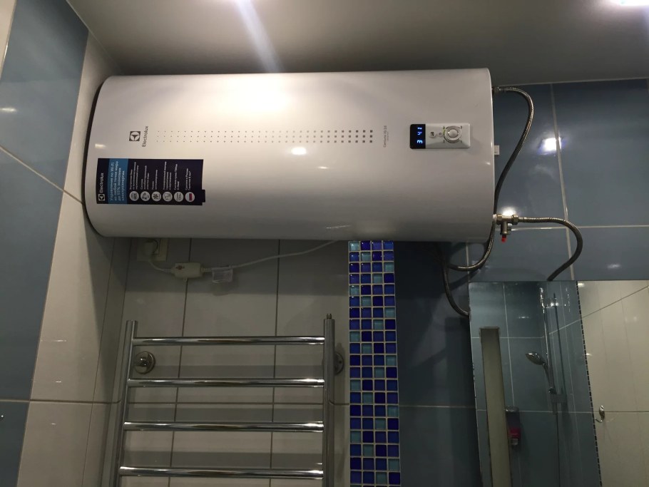 Стиральная машина и водонагреватель в шкафу