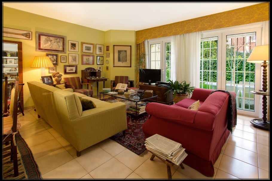 Разные диваны в интерьере гостиной