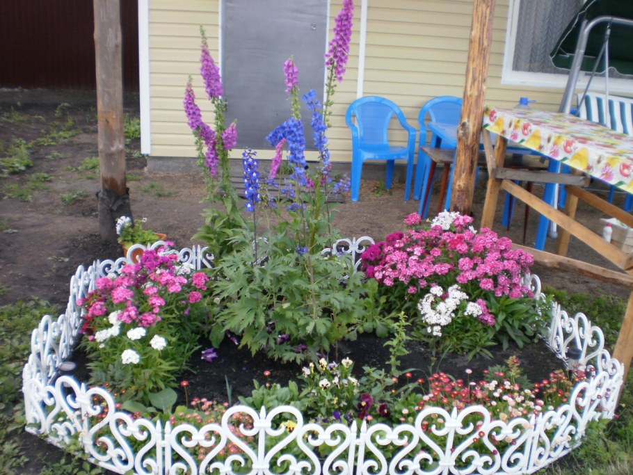 Угловые клумбы на даче