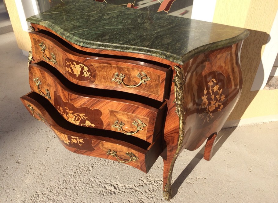 Изогнутые комоды