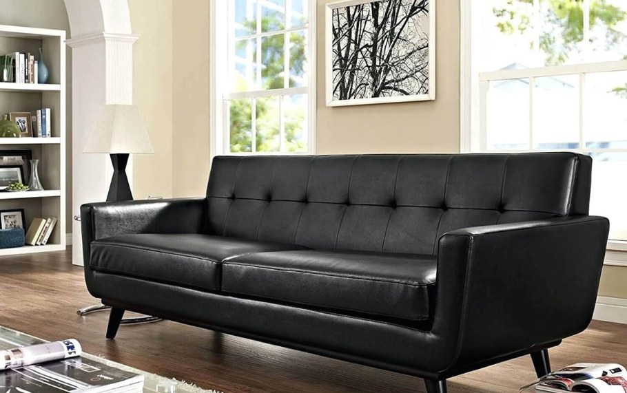 Кожаный диван на белом фоне