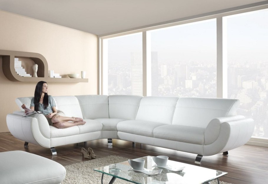 Рыжий кожаный диван